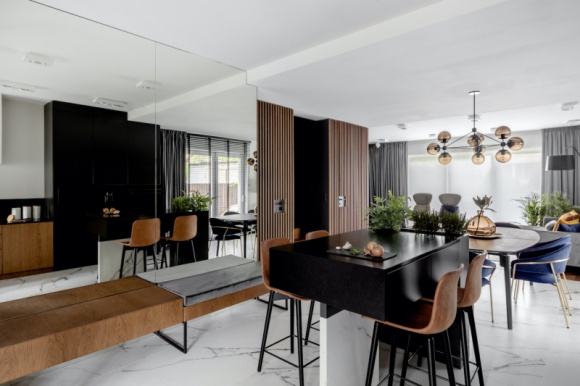 Dom, LIFESTYLE - Połączenie czerni i bieli, które jak żadne inne potrafi zbudować teatralną dramaturgię, w kuchni robi ono szczególne wrażenie.