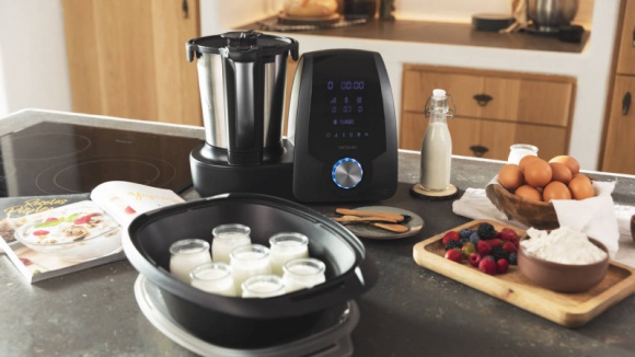 Dom, LIFESTYLE - Aż 30 trybów pracy, wbudowana waga, przyrządzanie aż czterech posiłków jednocześnie i dostosowanie parametrów pracy urządzenia w zależności od potrzeb – to tylko kilka możliwości, jakie daje użytkownikowi wielofunkcyjne urządzenie do gotowania Mambo 8590 marki Cecotec.