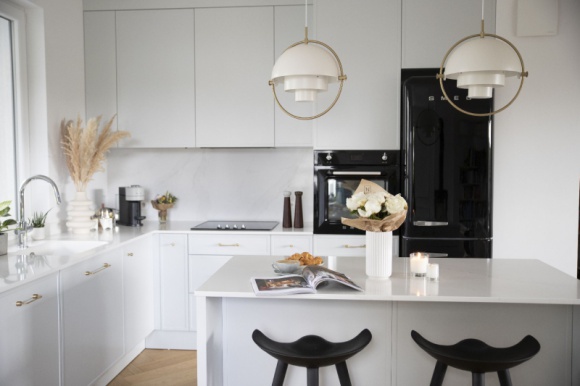 Dom, LIFESTYLE - Marzyła o Paryżu, ale swoje miejsce na ziemi znalazła w Gdyni. Chciała być tłumaczem, ale założyła bloga o wnętrzach. Podziwiała pracę fotografów, teraz to właśnie aparat stał się jej własnym oknem na świat i sposobem na życie.