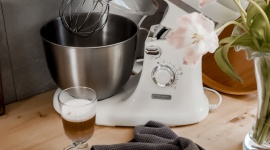 Pomysły na tradycyjne i bezglutenowe wypieki świąteczne Dom, LIFESTYLE - Święta Bożego Narodzenia większość z nas kojarzy z suto zastawionym stołem, łakociami i pięknie pachnącymi domowymi wypiekami. Ciasta z makiem, serniki i świąteczne pierniki urzekają zapachem i kuszą wyglądem.