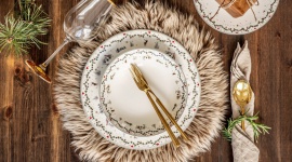 Niezapomniane święta – CHRISTMAS MEMORIES Dom, LIFESTYLE - Na tyle klasyczna, by poruszyć nostalgiczną stronę duszy i na tyle nowoczesna, by zainspirować tradycje świąteczne nowych pokoleń. Kolekcja CHRISTMAS MEMORIES marki Fyrklövern szepcze o tęsknocie za tym najbardziej bajkowym czasem, o cieple i bezpieczeństwie.