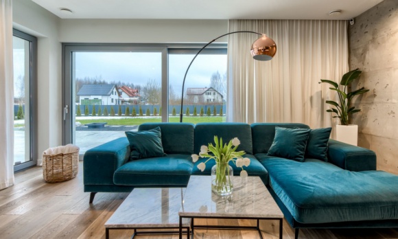 Dom, LIFESTYLE - Niewielka miejscowość koło Olsztyna zachwyca urokliwymi krajobrazami, ciszą i spokojem. To tu powstał dom, który jest ucieczką od gwaru miasta i oazą relaksu. Otoczony zielenią i polami stał się wymarzonym miejscem do zamieszkania dla jego właścicieli.