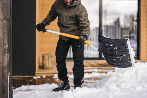 Dom, LIFESTYLE - W ofercie Fiskars pojawiło się w tym roku kilka nowości, dzięki którym odśnieżanie będzie nie tylko sprawne, lecz także przyjemne.