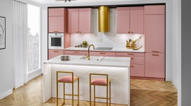 Frontem do salonu Dom, LIFESTYLE - We współczesnych wnętrzach oglądamy je najczęściej z perspektywy salonu, dlatego fronty mebli kuchennych muszą dobrze się prezentować. Są wizytówką nie tylko kuchni, ale całej strefy dziennej. Liczy się dobry styl, atrakcyjne wzornictwo i łatwość utrzymania czystości.