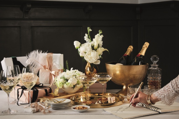  Dom, LIFESTYLE - Wieczory i spotkania, które chcemy zachować w pamięci na długo, wymagają szczególnej, olśniewającej oprawy. Zapewni ją jedyny w swoim rodzaju serwis DIAMOND marki Fyrklövern - inspirowany ponadczasowym pięknem diamentu i wykonany z dbałością o najdrobniejsze szczegóły.