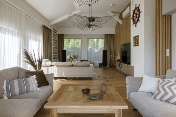 Dom, LIFESTYLE - Po zaledwie kilkunastu latach od wybudowania 250-metrowy dom w Zielonkach niedaleko Warszawy okazał się za mało przestronny, zbyt ciemny i… nieinteresujący pod względem wizualnym.