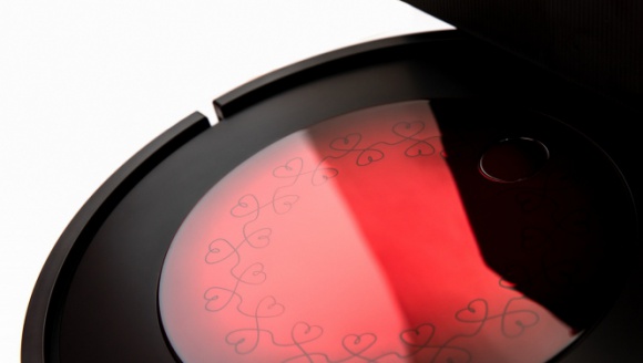  Dom, LIFESTYLE - Już od trzech lat iRobot prezentuje jedyną w swoim rodzaju wersję robota odkurzającego Roomba, którą przekazuje na licytację Wielkiej Orkiestry Świątecznej Pomocy.