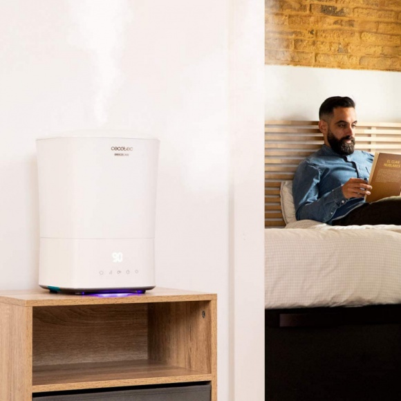  Dom, LIFESTYLE - Nawilżacz powietrza Cecotec – hiszpańskiego producenta zaawansowanych technologicznie urządzeń AGD – BreezeCare 3500 Warm z wbudowanym higrometrem jest już dostępny na polskim rynku. Dystrybutorem urządzeń Cecotec jest firma 4cv.
